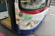 影/搶道慘遭殃！北市大安區公車、郵務車「爭道」互撞　釀1人輕傷