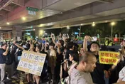 抗議拆公館圓環竟有人捧「蔣萬安遺照」！北市警回應了