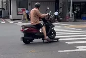 影/機車疑故障！騎士前輪放平板車滑行　最重可罰3萬6