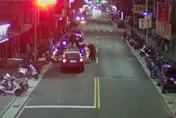 影/蘆洲男酒醉咆嘯還推警遭壓制上銬　網友大讚強力執法