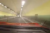 影/休旅車行駛內湖康樂隧道突失控 　擦撞護欄90度側翻