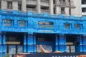 影/竹北「江海大樓」牛牛不見改披藍衣　在地人：像海產店