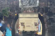 恆春150年古城門「撞況不斷」　貨車硬過「紅磚削滿地」