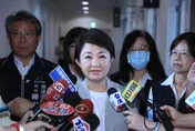 台中普發5萬爆衝突！盧秀燕遭綠夾攻表情超有戲　淡定撥髮影片曝