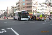 影/高雄75歲「行動神主牌」無視紅燈撞公車　最高罰1.1萬