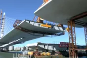 影/等了好久！淡江大橋最後鋼橋節塊就位　估明年5月通車