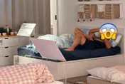 當自己家？內湖IKEA驚見男子「光腳躺床滑手機」　網傻眼：太噁