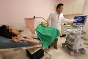58歲婦停經後仍異常出血！就醫驚罹「子宮內膜癌」