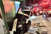 影/三峽慘烈事故！「小白高速撞進公車站」變形碎裂曝