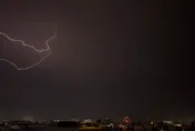 每2秒閃一次！閃電狂襲南台灣　氣象站揭原因