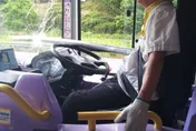 絕命終結站？「鐵管插胸」淡定停路邊　港公車司機被讚爆