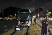 高雄騎士違規左轉撞輕軌列車　影響通行20分鐘
