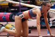 田徑世錦賽/跨水坑摔傷腳踝　24歲女將坐輪椅含淚退場