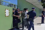 影/淡水公七公園自救會9成員闖工地　警強制帶離送辦