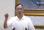 影/淡江大橋合龍掛紅布條「最親民總統」　朱立倫：一個笑話