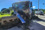 台二線曳引車疑煞車失靈！連環追撞後衝撞石碑