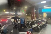 影/高雄男超商偷拍被逮　見警到場不斷淚喊「對不起」