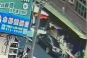 影/不只美濃天坑出事！高雄公車驚爆「高速逆向撞轎車」