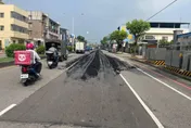 大貨車載運泥土沿路狂掉　騎士來不及閃當場「雷殘」