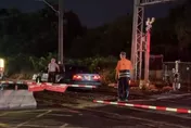白髮翁闖平交道！還轉彎直上軌道　警到場前人就跑了