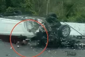 影/台南佳里重大車禍！自小客翻覆四輪朝天　駕駛卡車底