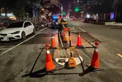 高雄前金區馬路現巨型坑洞　兩車輪胎遭損毀
