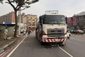 桃園大貨車右彎！自行車遭捲入吞車底　他送醫傷重不治