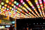 苑裡「鬼門關夜市」開吃！燈海藝術點亮小鎮