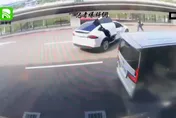 新角度畫面曝！桃機特斯拉拒檢撞警遭開8槍　港女噴出險遭輾