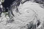 最快明早發海警！中颱樺加沙長胖加速中　東半部猛雨紫爆