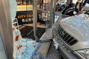 影/礁溪火車站前轎車「高速衝撞超商」　直擊出事瞬間