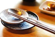 外出吃飯「熱水燙一下餐具」殺菌？　專家揭2條件才有效