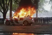 千人封鎖高速公路！荷蘭反移民示威爆衝突　警車被燒30人遭逮