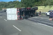 影/國3「大貨車翻覆」橫堵3車道！傷亡暫不明現場塞爆