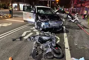 影/中壢機車「時速破百」對撞警車　男連闖13紅燈、人被逮