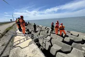 太慘了！彰化海堤男浮屍卡消波塊　大體面目全非難辨認