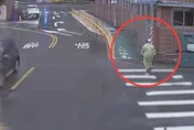 影/板橋雨衣男養生館討錢不成　潑汽油縱火逃逸