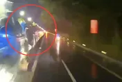 影/颱風夜北市女騎機車載兒　撞分隔島前翻慘摔送醫