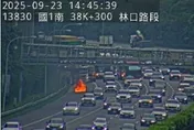 影/國1林口段自小客陷火海　車上2人急跳車幸無傷