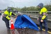 萬里52歲女騎士自撞分隔島　命喪對向水泥車輪下
