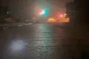 影/持續風雨交加！花蓮光復聯外道路全斷　民眾、義消與警察受困路邊