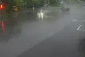 影/警車雨中失控畫面曝！一個打滑撞擊瞬間　釀1死2傷意外