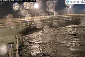 花蓮大橋下水位飆升！民眾憂「也被沖斷」　現況曝光了