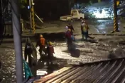 泥流淹沒光復鄉！　搜救隊「水桶裝男童+嬰兒」涉水馳援