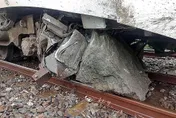 台鐵423次列車撞落石出軌　「山里到鹿野」路線中斷