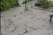影/堰塞湖溢流如海嘯來襲　第一波洪水畫面曝