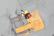 好消息！馬太鞍溪堰塞湖溢流　空勤隊吊掛救出7人