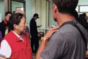 影/洪水快又急！光復男緊抓母「卻被撥開手」天人永隔