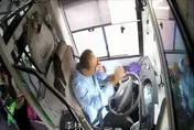 影/飛天鋼筋砸破擋風玻璃　陸公車司機「雙眼噴血」冷靜停車