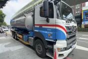 影/台中油罐車撞雙載機車　乘客遭撞飛傷重不治